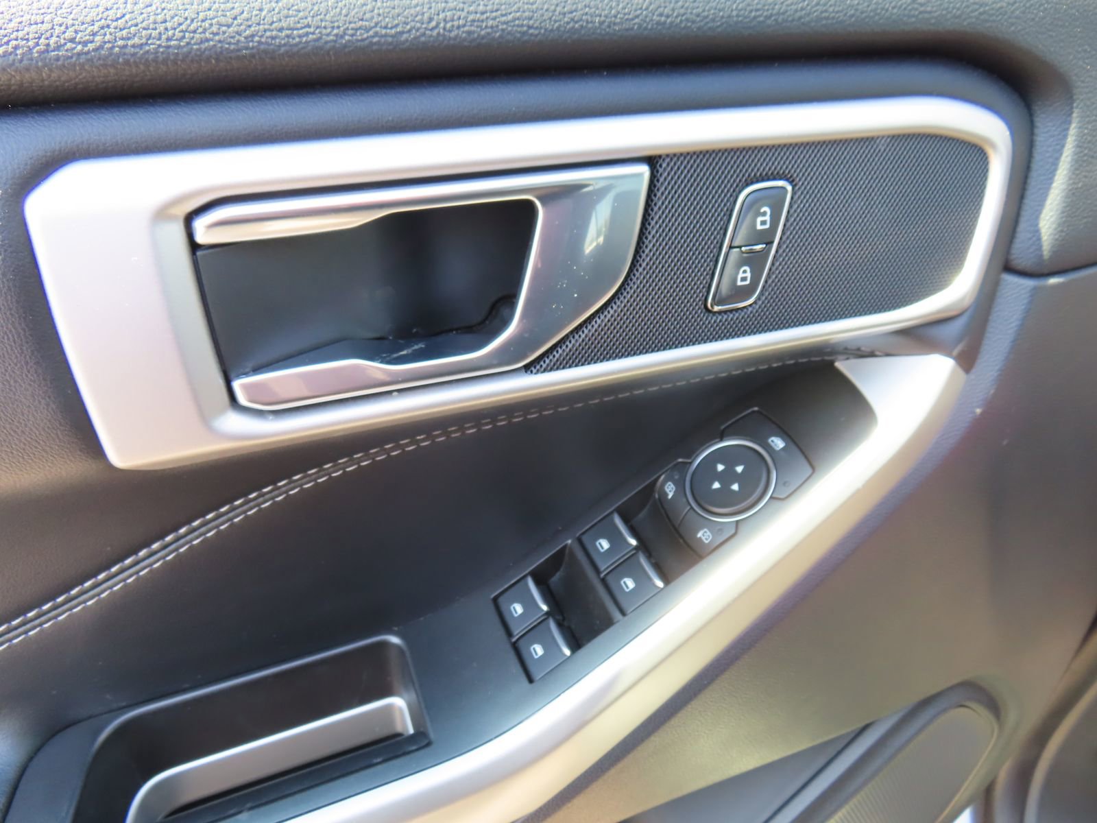 Used 2022 Ford Explorer XLT image 12