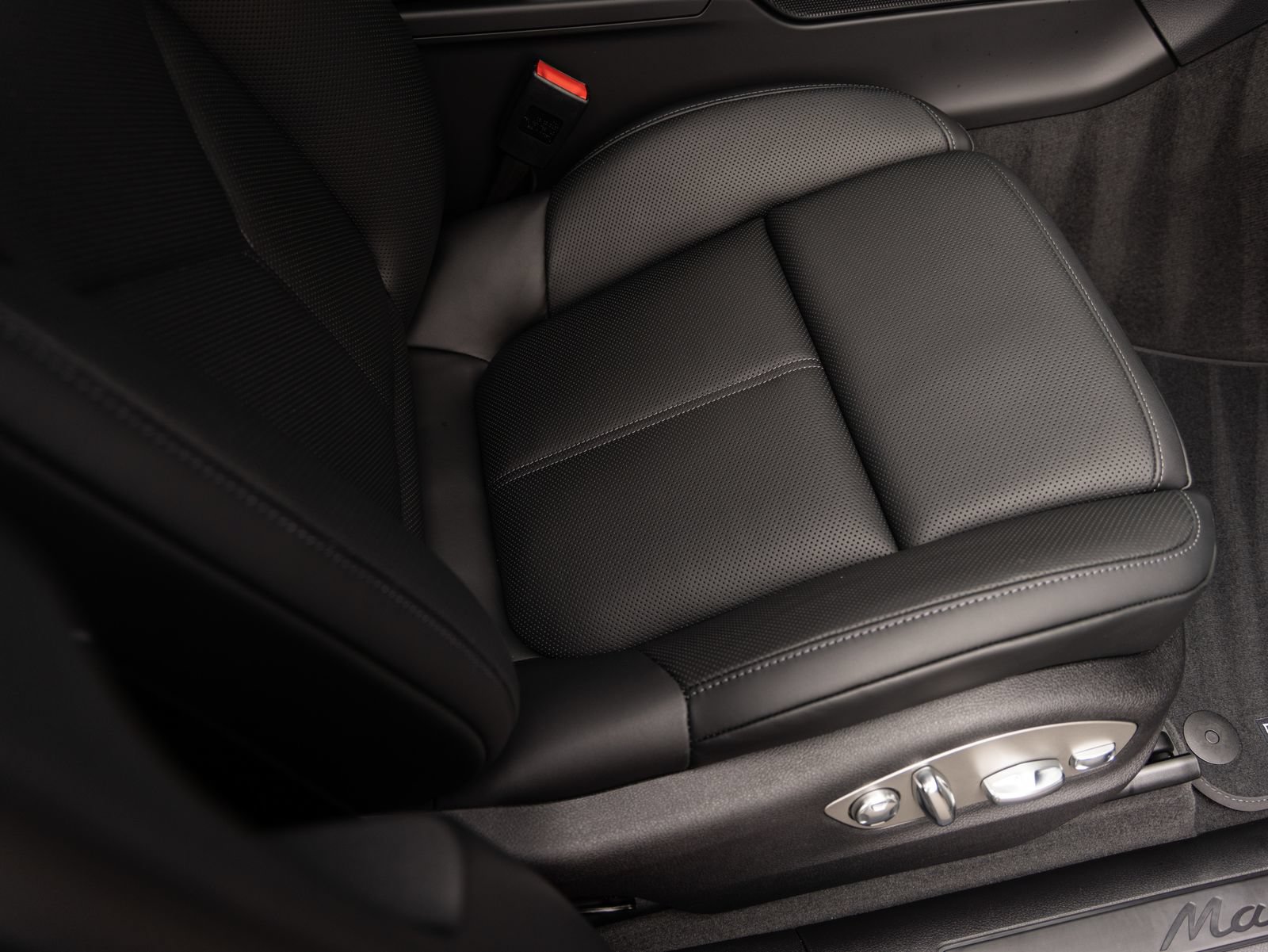 Certified 2026 Porsche Macan AWD/4WD image 34