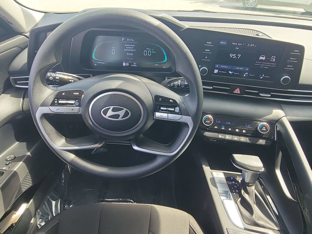 Used 2025 Hyundai Elantra Blue image 18