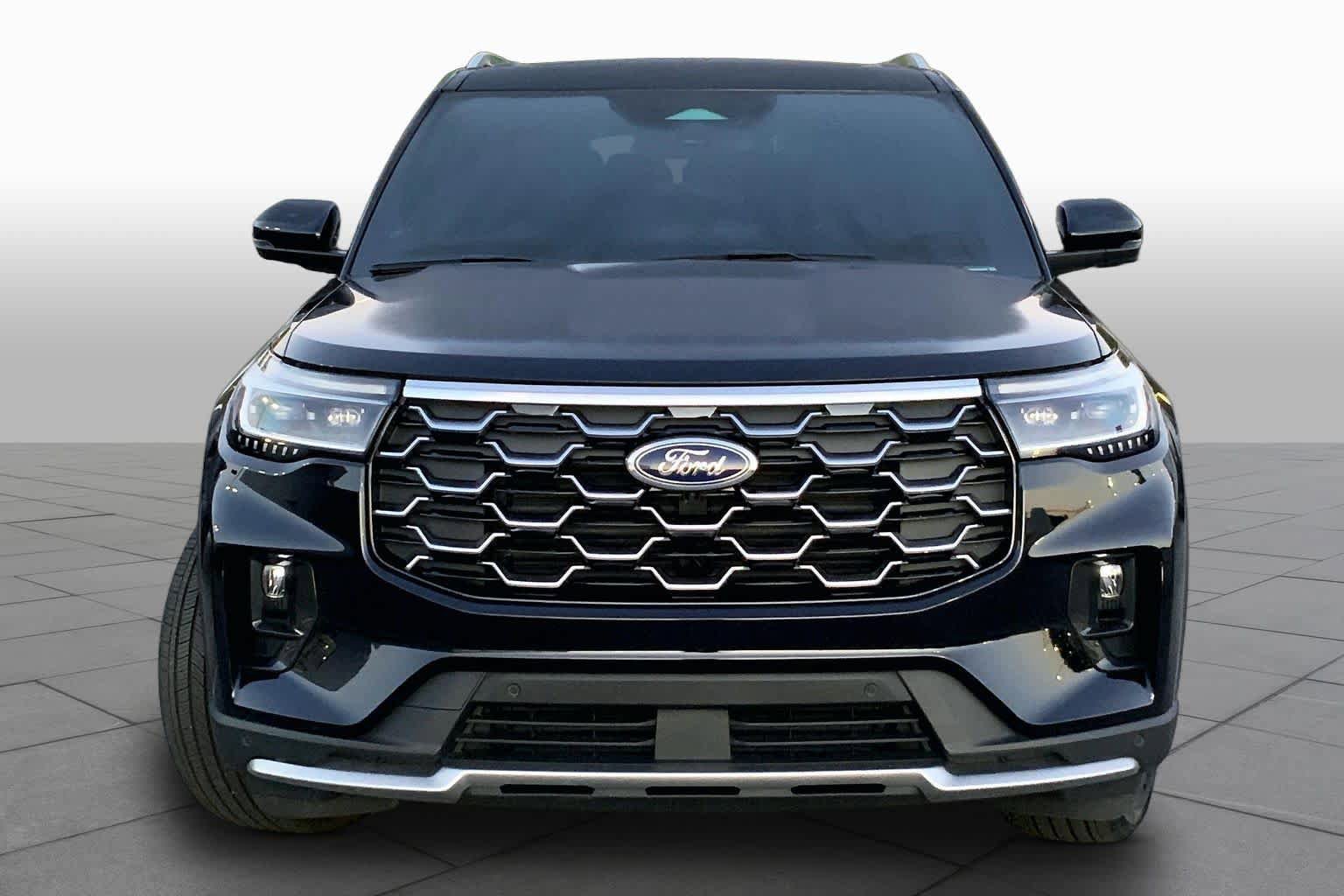 Used 2025 Ford Explorer Platinum image 3