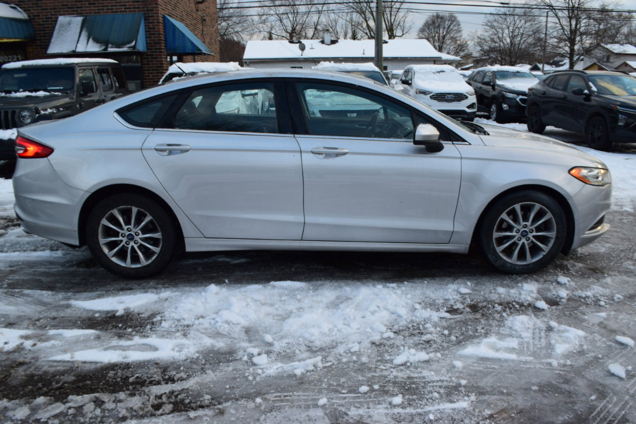 Used 2017 Ford Fusion SE image 4