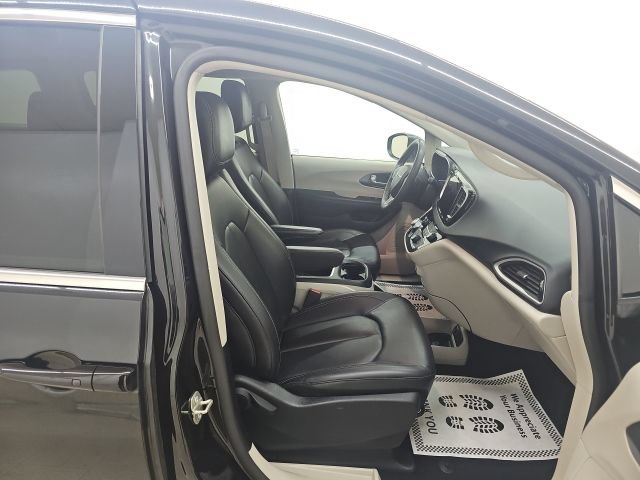 Used 2023 Chrysler Pacifica Touring-L FWD image 19