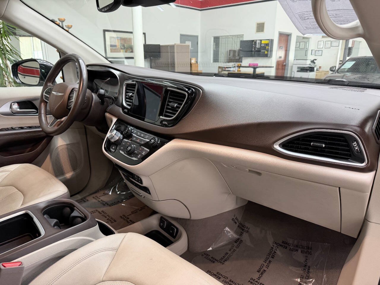 Used 2017 Chrysler Pacifica Touring-L Plus w/ Advanced Safetytec Group FWD image 17
