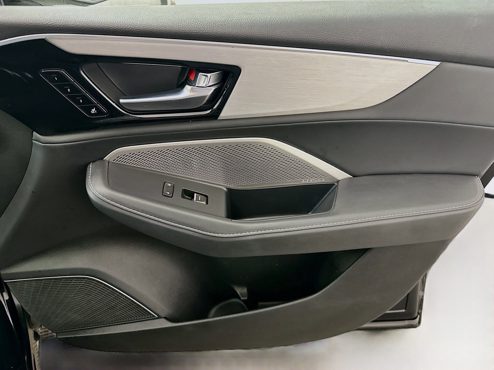 Used 2023 Acura MDX SH-AWD w/ Technology Package image 36