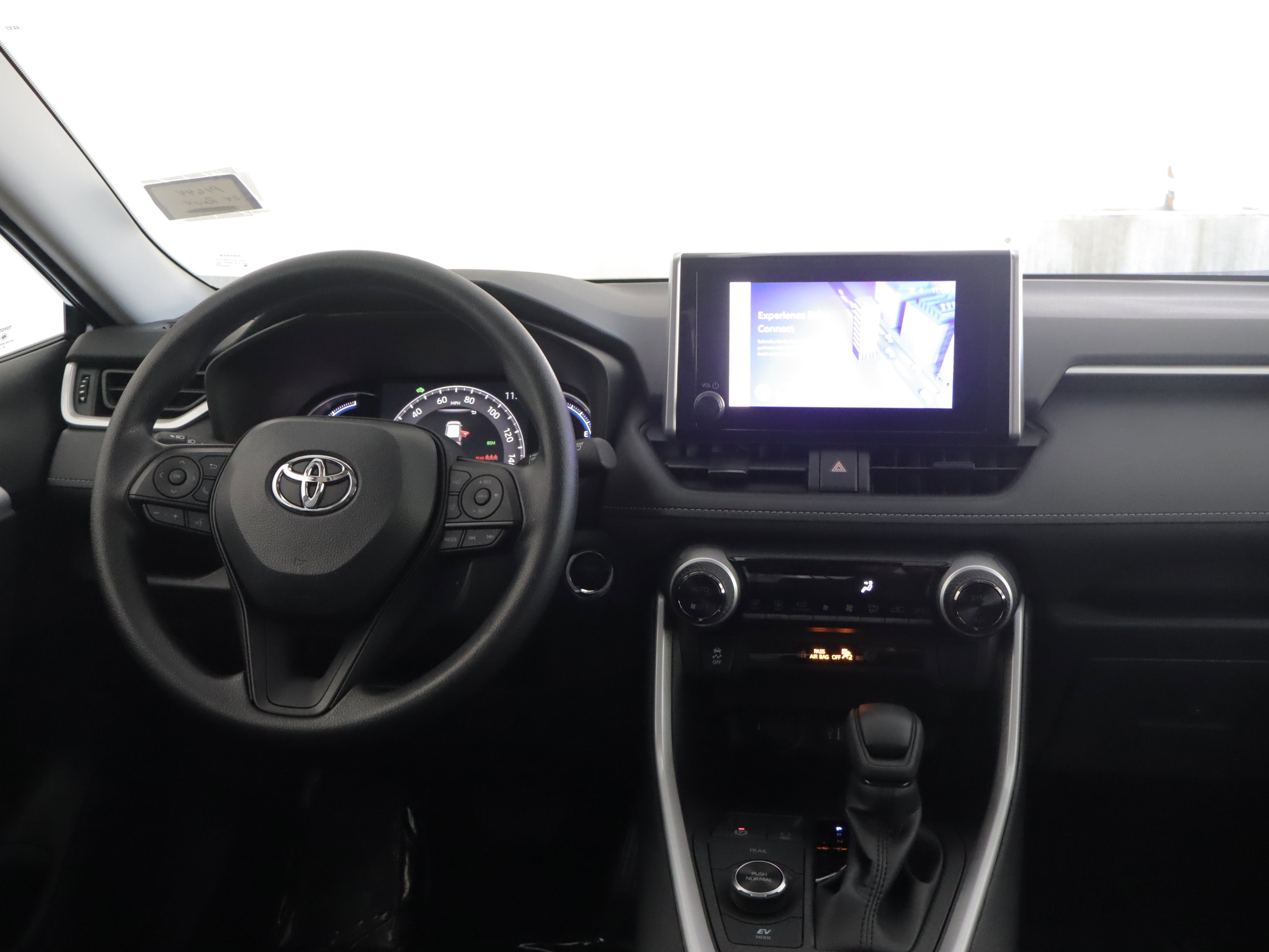 Used 2025 Toyota RAV4 XLE AWD/4WD image 2