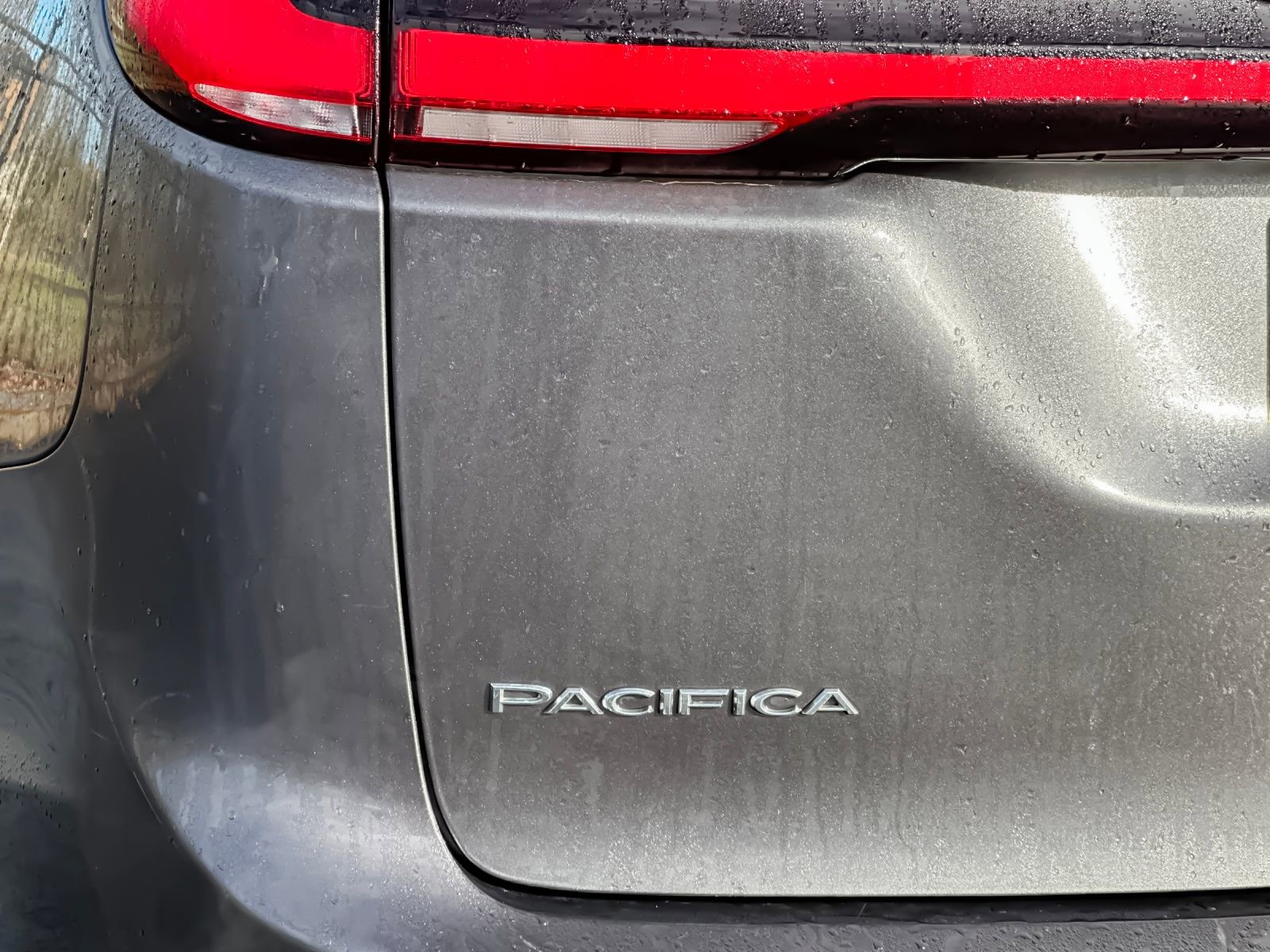 Used 2023 Chrysler Pacifica Touring-L image 28