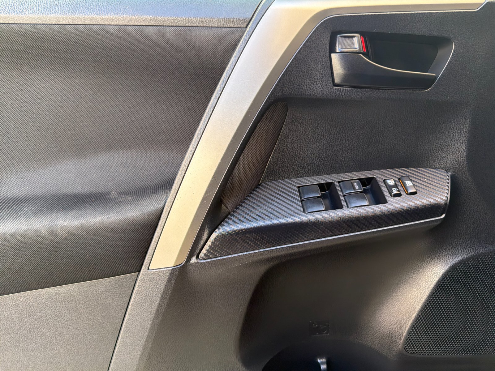 Used 2015 Toyota RAV4 LE FWD image 12