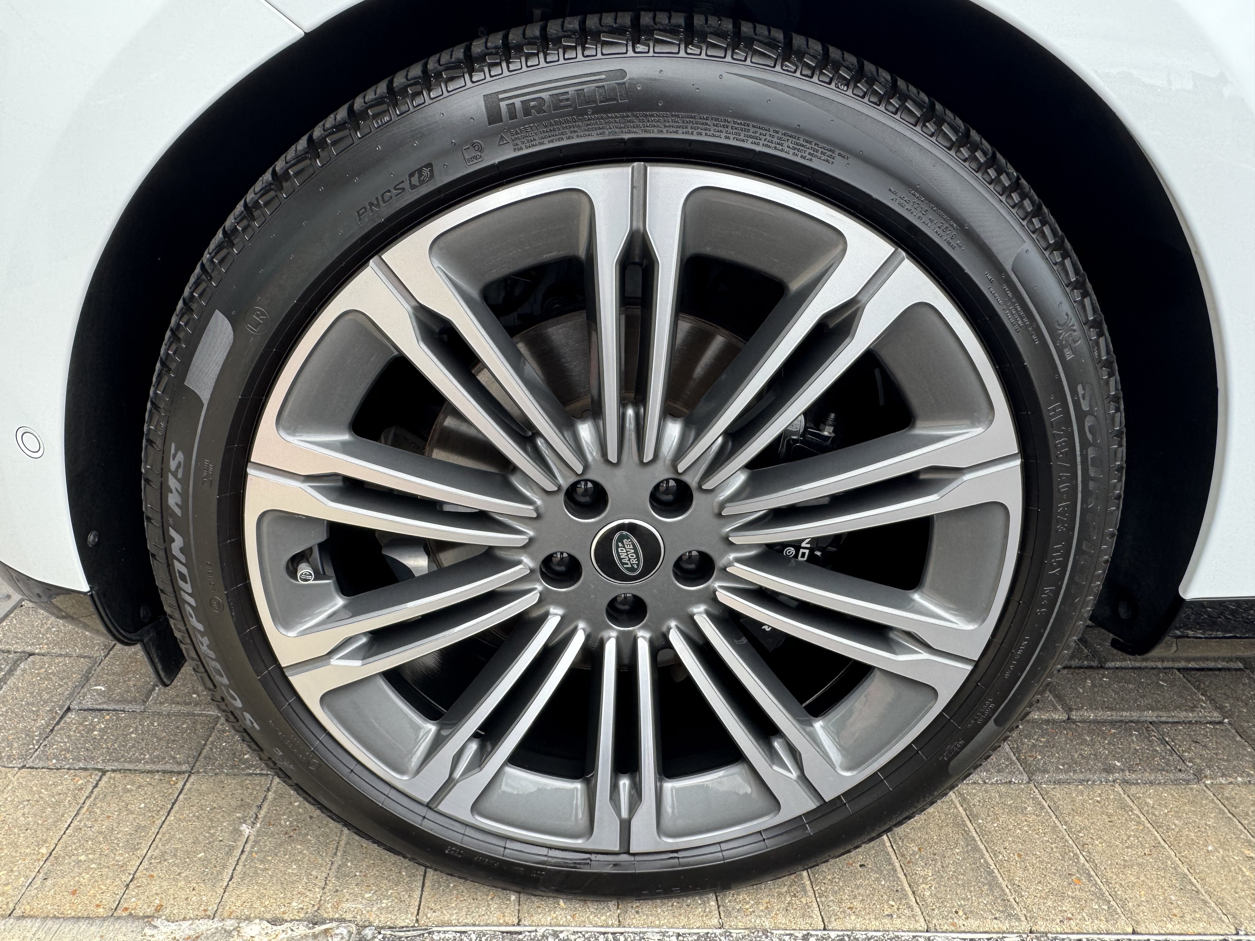 Certified 2025 Land Rover Range Rover SE AWD/4WD image 9
