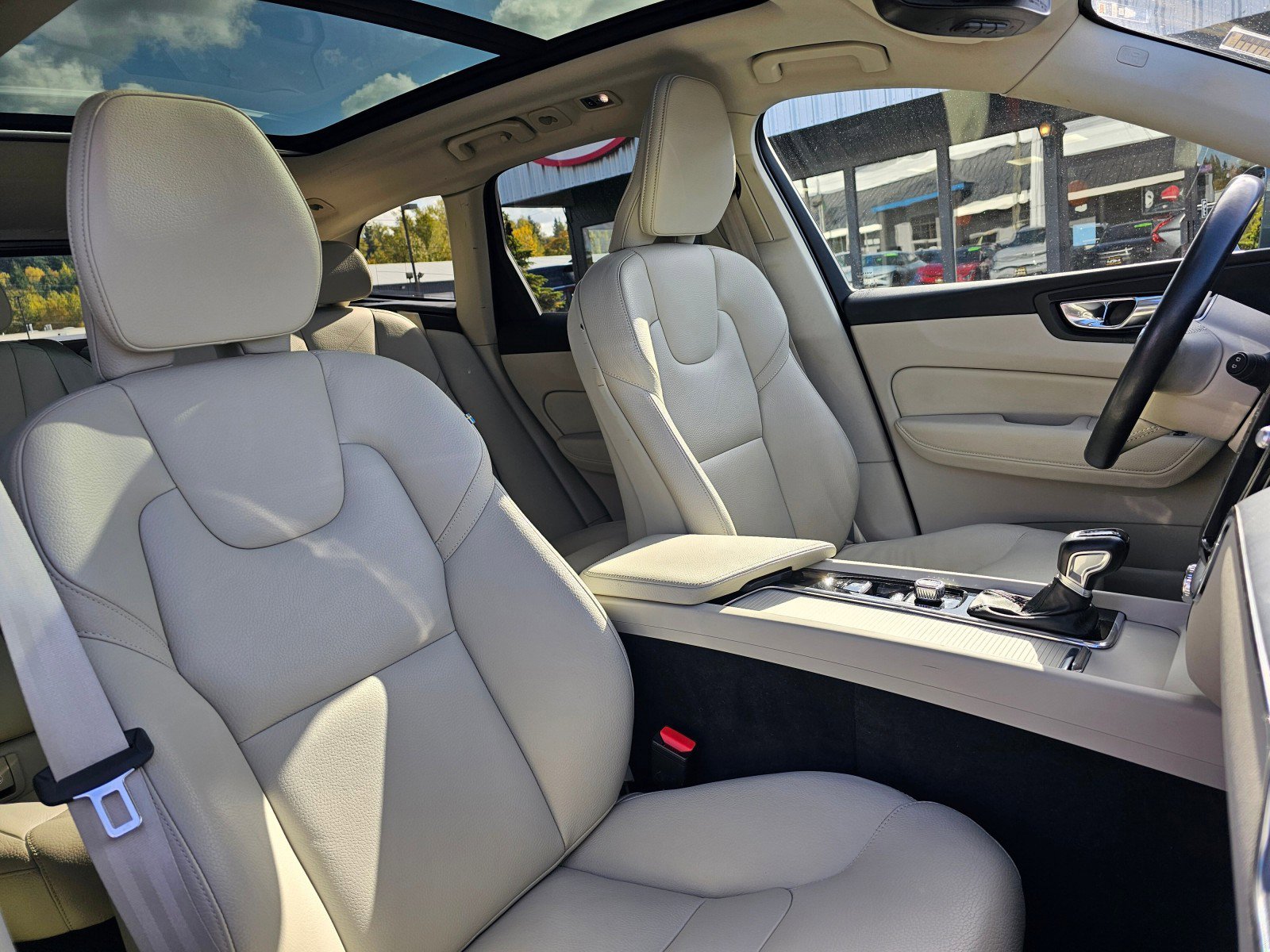 Used 2020 Volvo XC60 T6 Momentum image 12