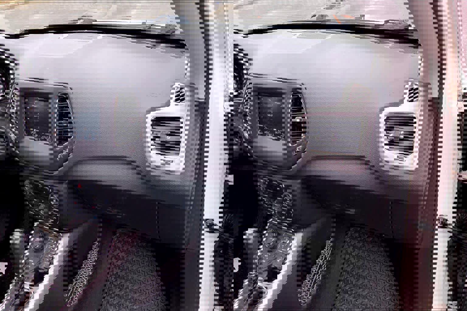 Used 2019 Jeep Compass Latitude w/ Cold Weather Group image 19