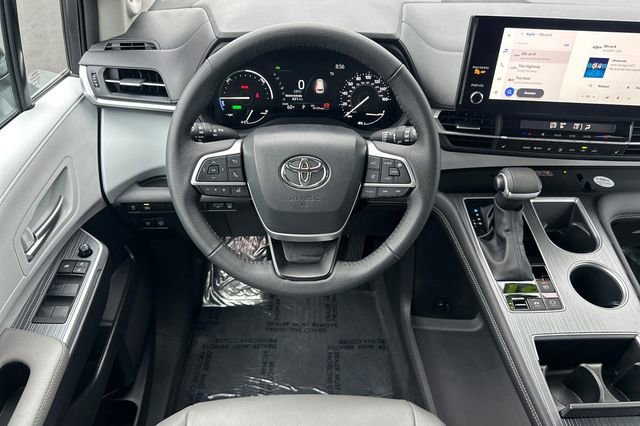Used 2025 Toyota Sienna XLE image 16