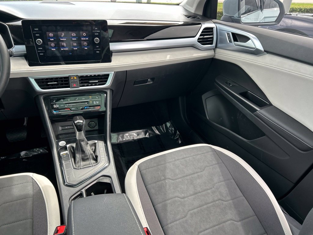 Certified 2025 Volkswagen Taos SE w/ Panoramic Sunroof Package FWD image 11