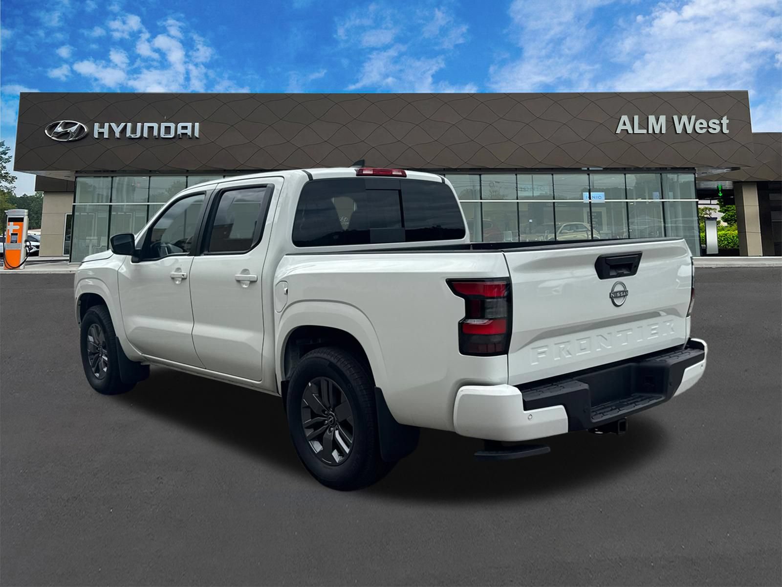 Used 2025 Nissan Frontier SV w/ Tow Package RWD image 7