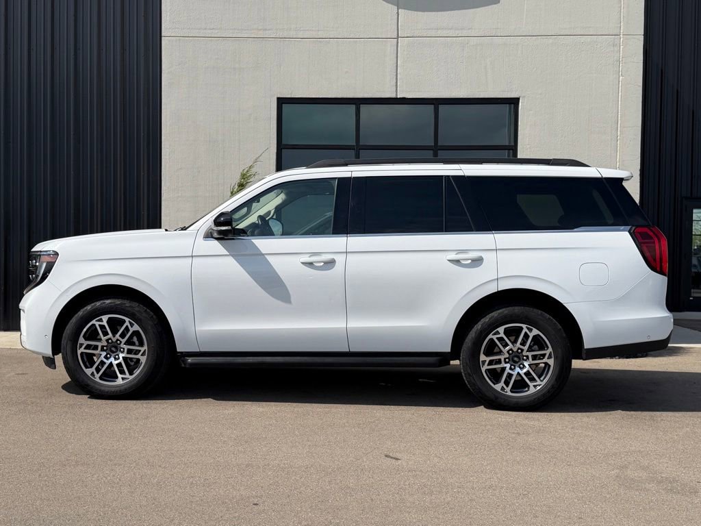 Used 2025 Ford Expedition Active AWD/4WD image 2
