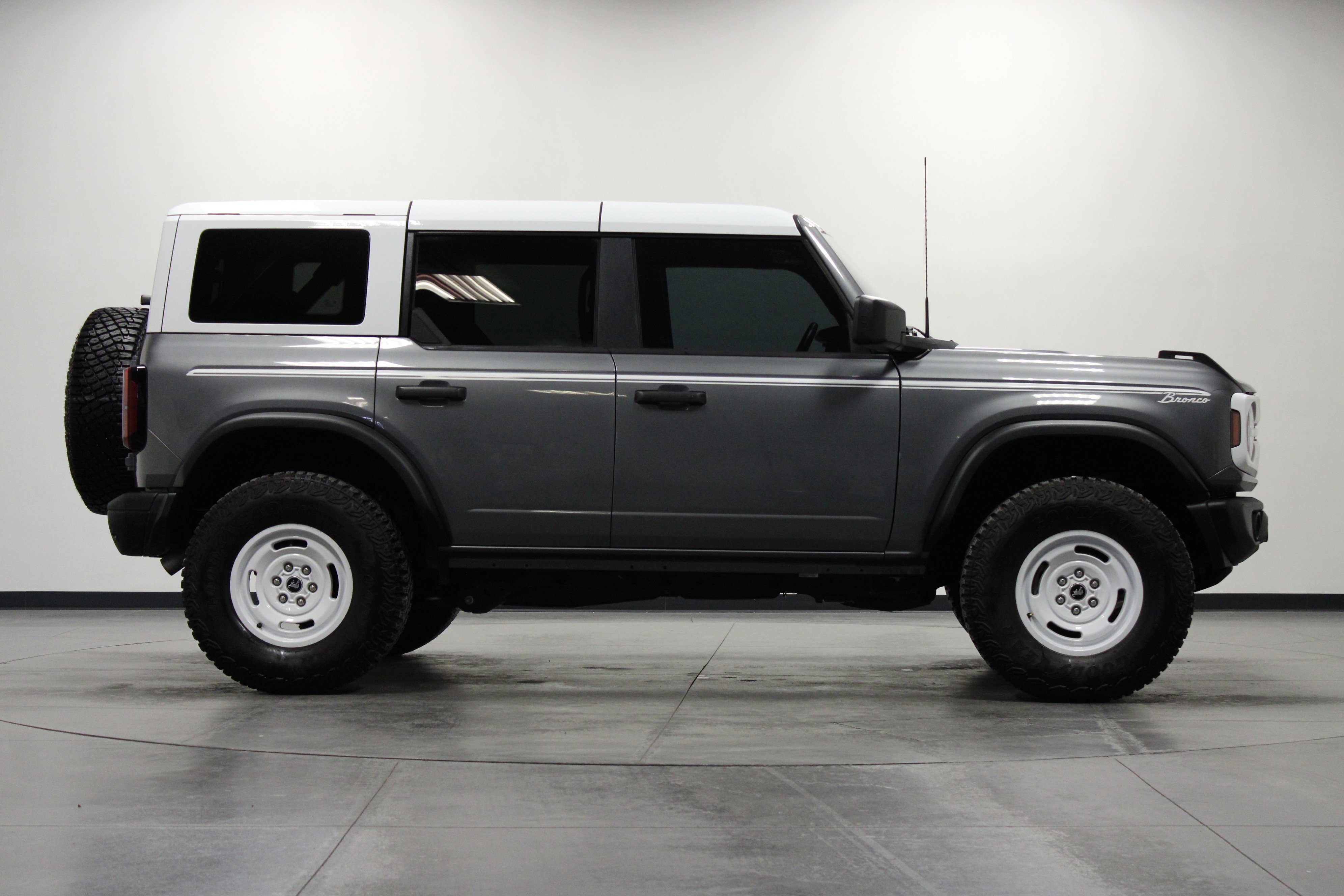 Used 2023 Ford Bronco Heritage Edition image 3