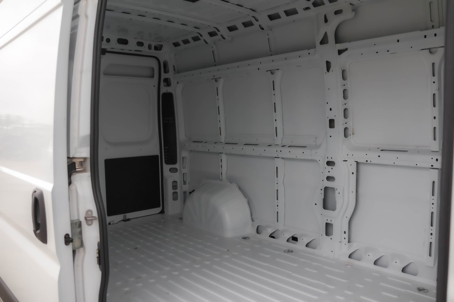 New 2025 RAM ProMaster 2500 w/ Quick Order Package 22G SLT image 10