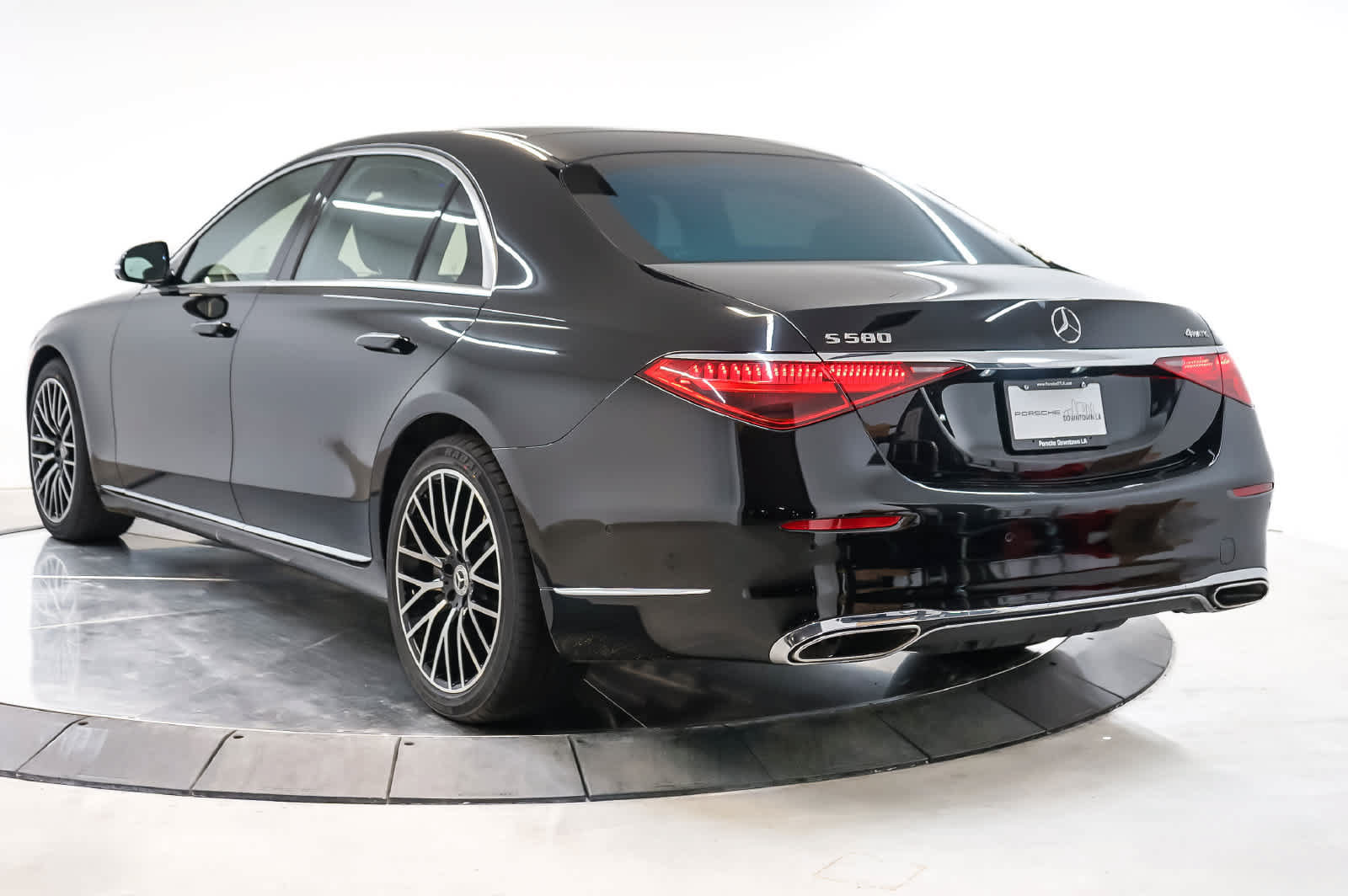 Used 2025 Mercedes-Benz S 580 4MATIC Sedan image 3