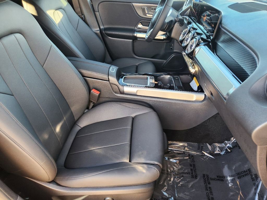 New 2025 Mercedes-Benz GLB 250 4MATIC image 18