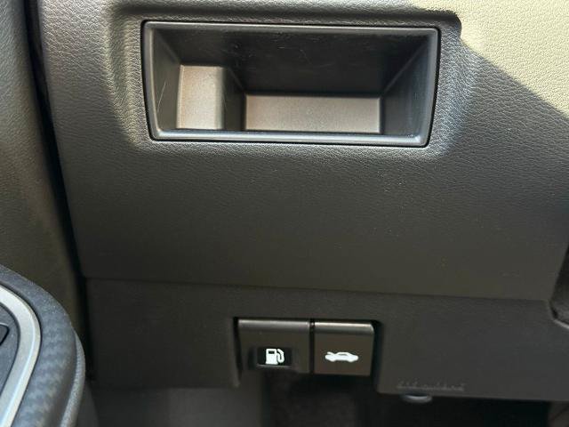 New 2025 Nissan Versa SR w/ Trunk Package FWD image 24