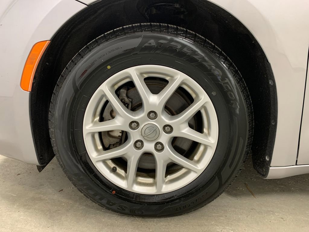 Used 2017 Chrysler Pacifica LX image 2