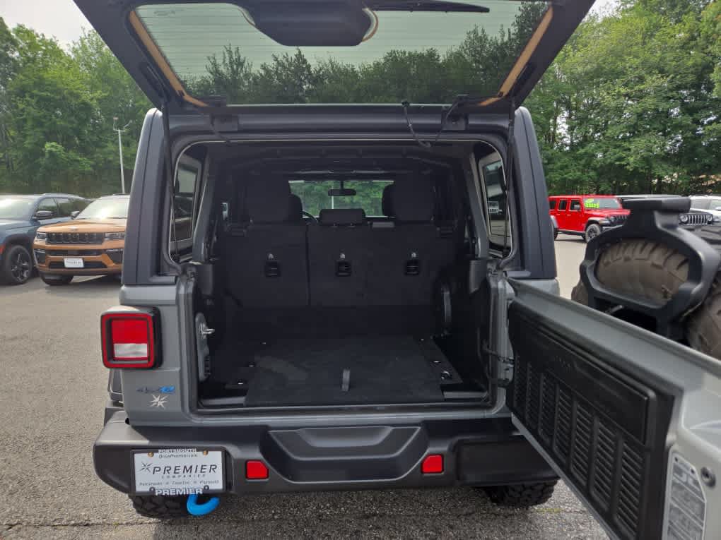 Used 2023 Jeep Wrangler Unlimited w/ Convenience Group AWD/4WD image 33