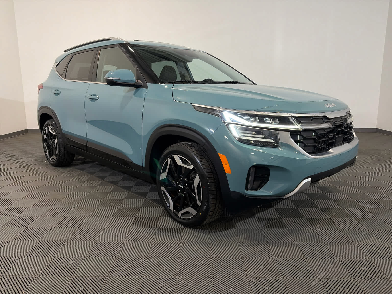 Certified 2024 Kia Seltos SX w/ SX Sunroof Package AWD/4WD image 1
