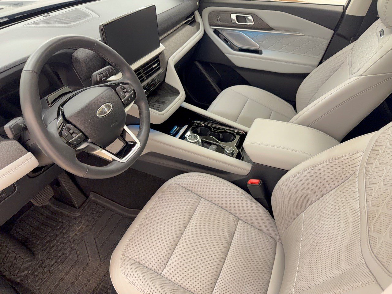 Used 2025 Ford Explorer Platinum w/ LUX Leather Package AWD/4WD image 4