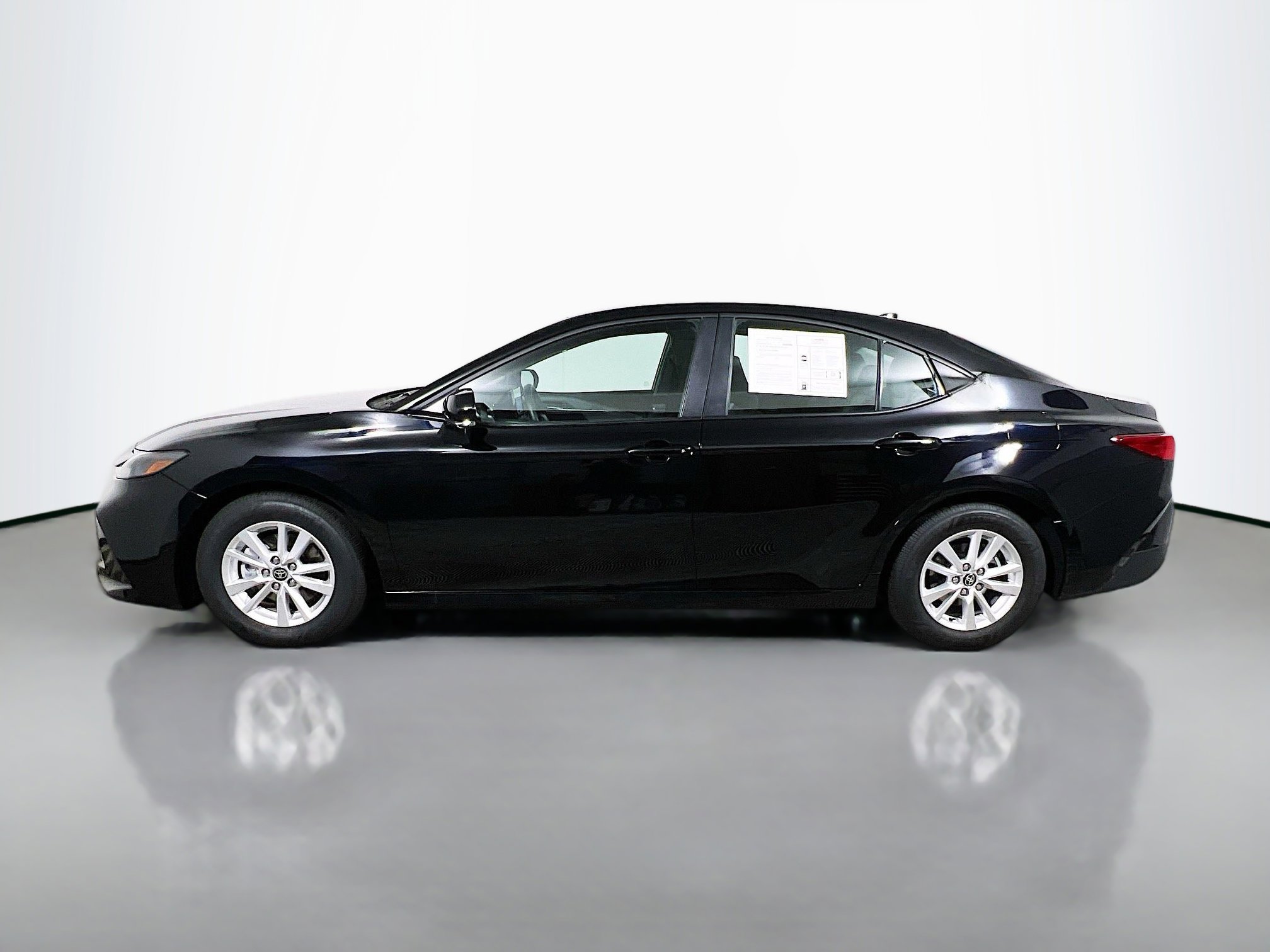 Used 2025 Toyota Camry LE image 9