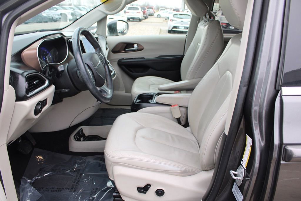 Used 2017 Chrysler Pacifica Touring-L image 16
