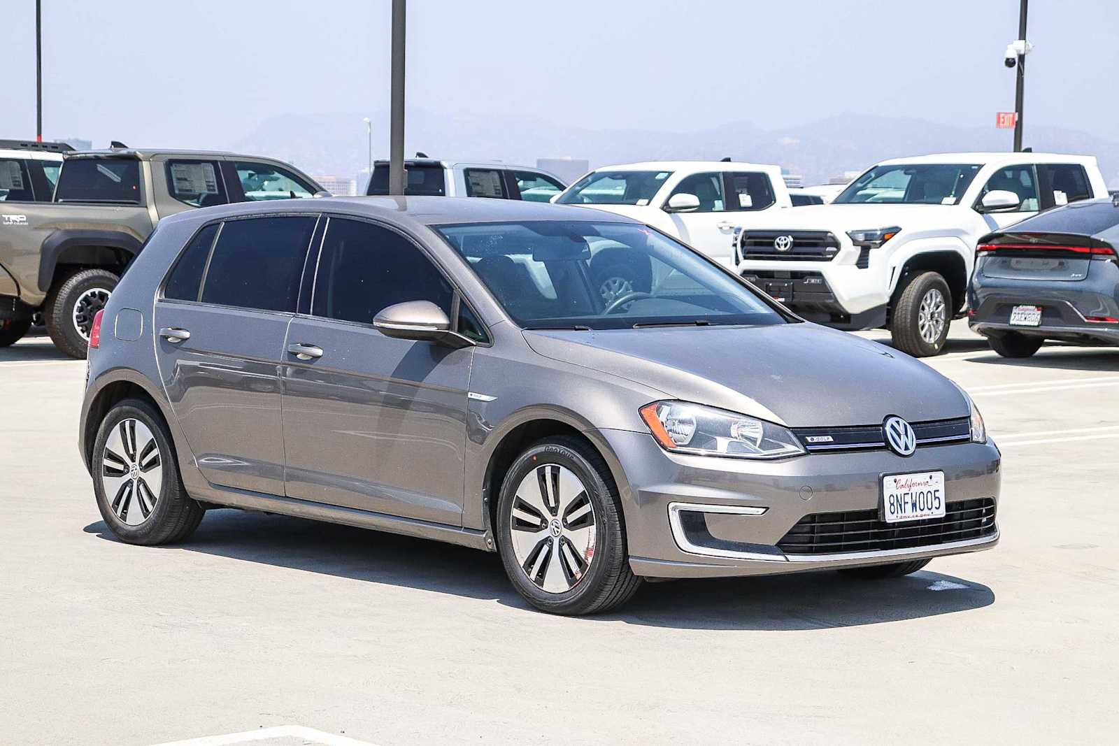 Used 2016 Volkswagen e-Golf SE w/ DC Fast Charging Package FWD image 3