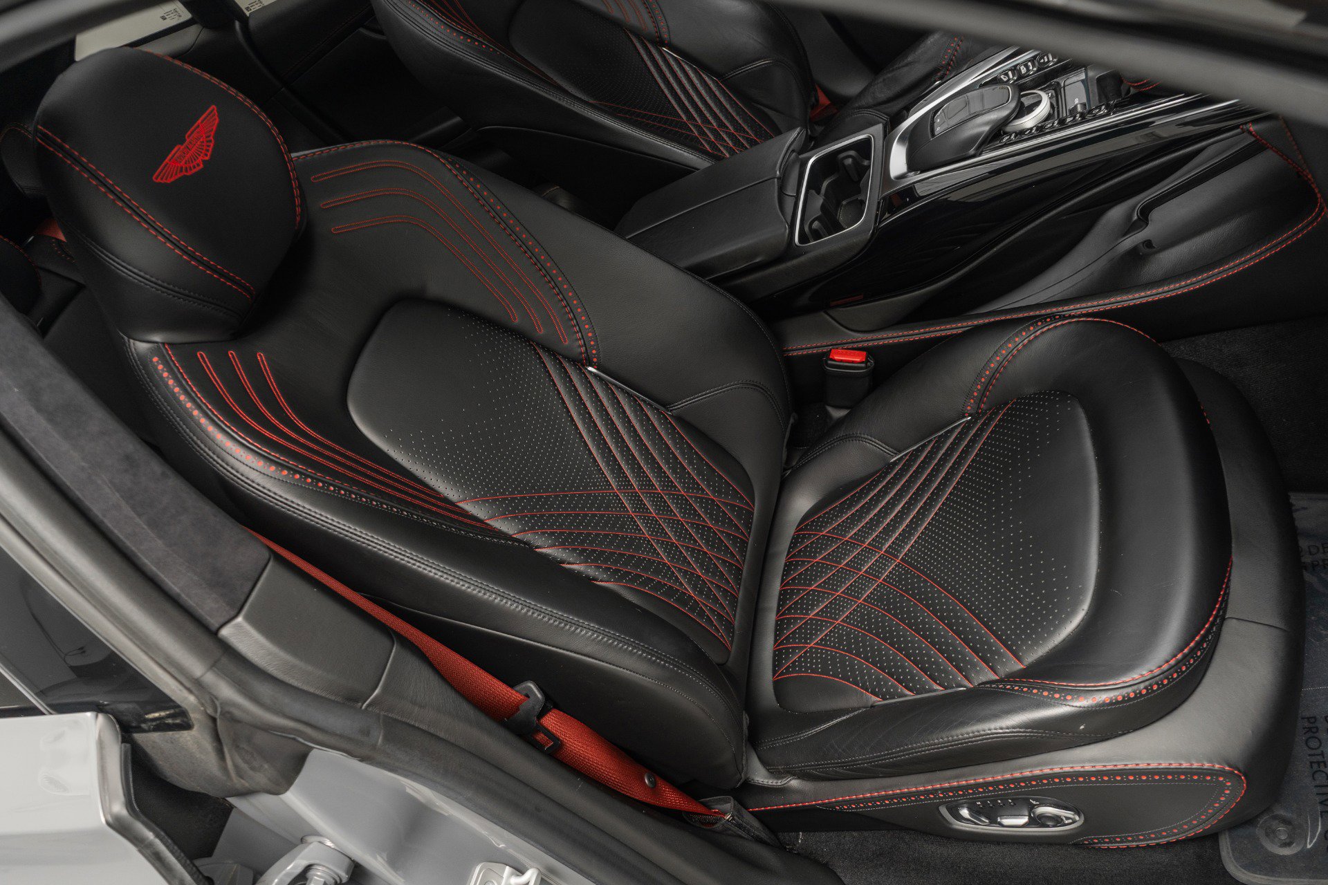 Used 2021 Aston Martin DBX image 25