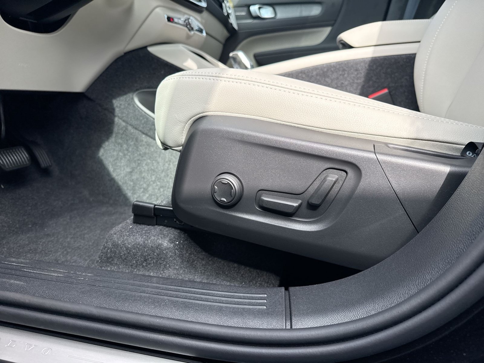 New 2026 Volvo XC40 B5 Ultra w/ Protection Package Premier AWD/4WD image 14