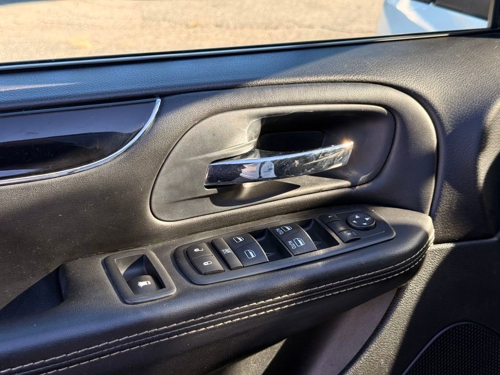 Used 2016 Dodge Grand Caravan SE image 22