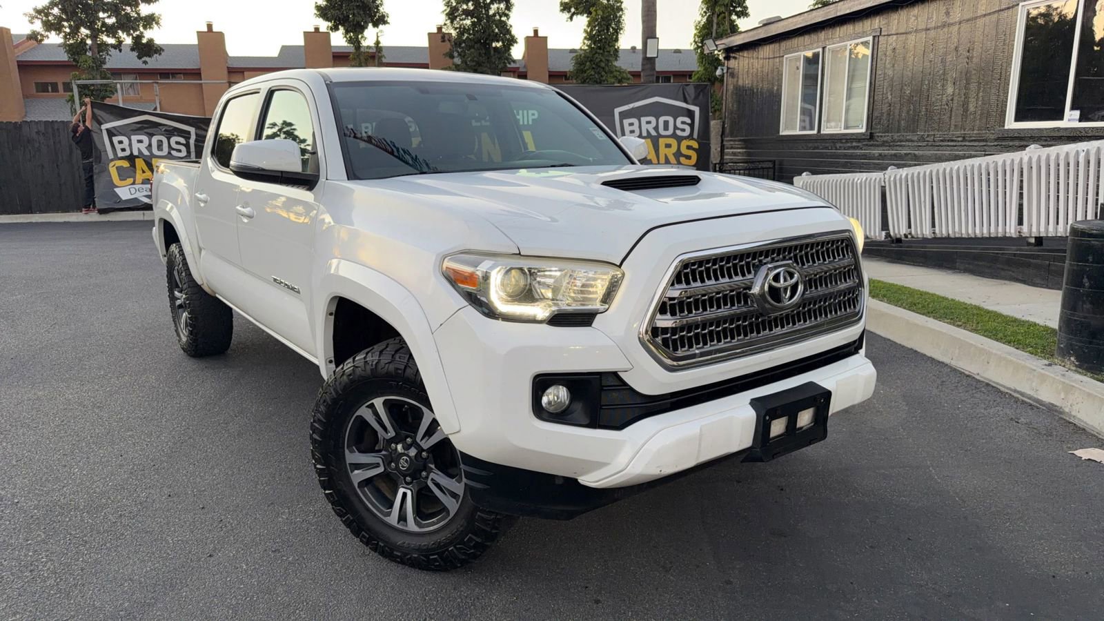 Used 2016 Toyota Tacoma TRD Sport image 2