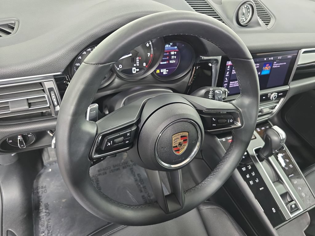 Certified 2025 Porsche Macan AWD/4WD image 4