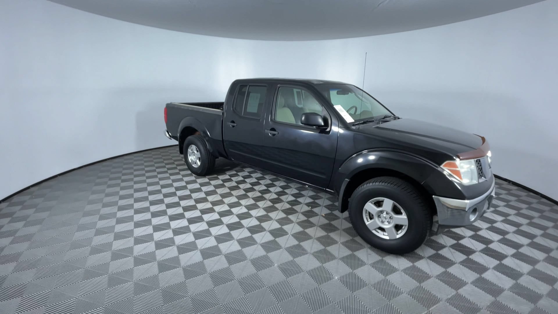 Used 2008 Nissan Frontier SE w/ SE Value Truck Pkg AWD/4WD image 2