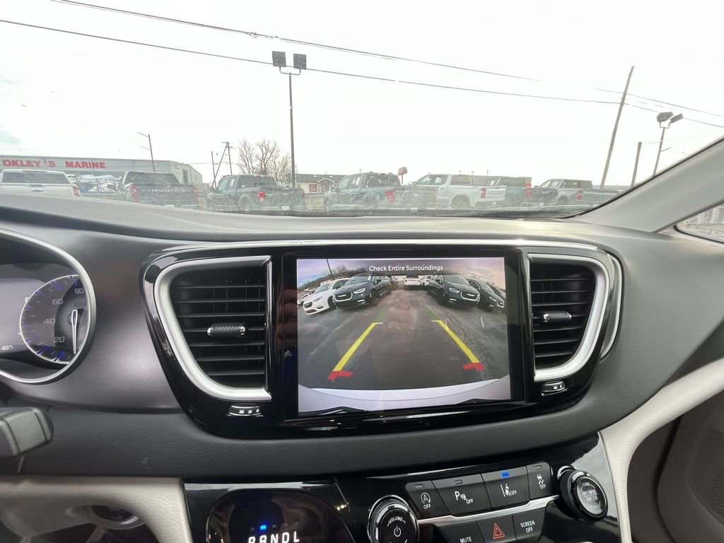 Used 2024 Chrysler Pacifica Touring-L image 17