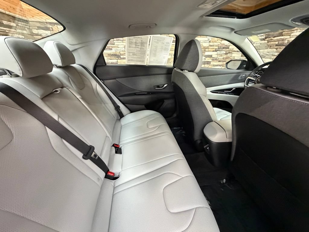 Used 2025 Hyundai Elantra Limited FWD image 32