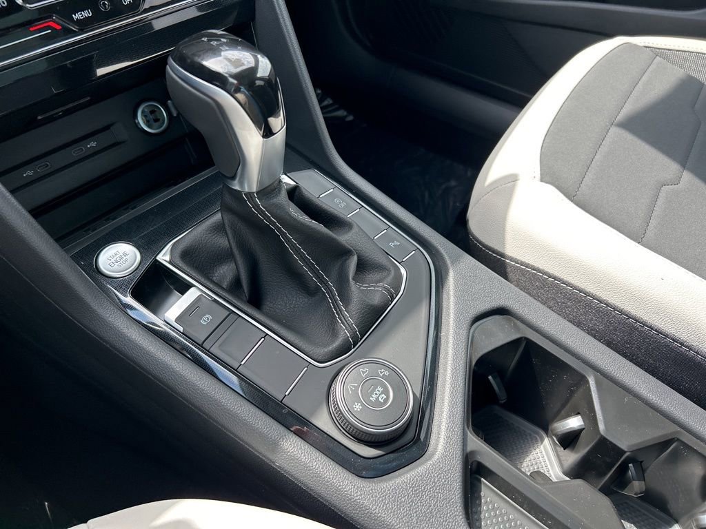 Used 2025 Volkswagen Taos SE image 31