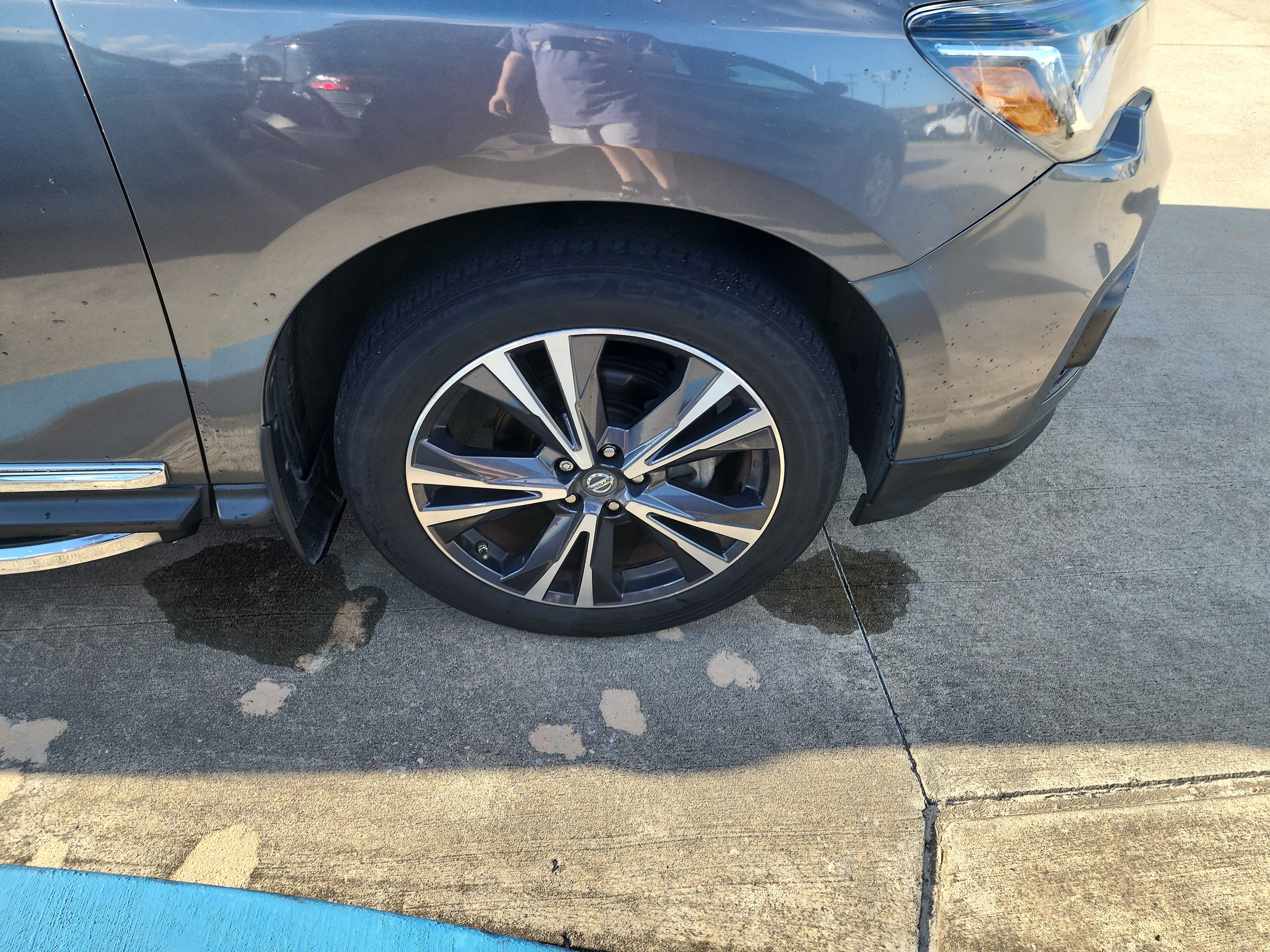 Used 2017 Nissan Pathfinder Platinum w/ Family Entertainment Package FWD image 9
