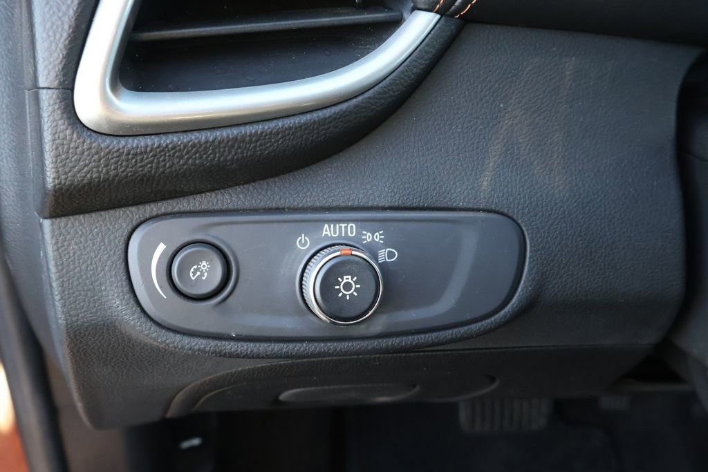 Used 2022 Chevrolet Trax LT w/ LT Convenience Package image 14