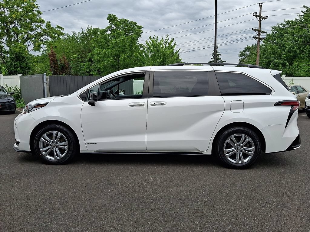 Certified 2021 Toyota Sienna XSE w/ XSE Plus Package AWD/4WD image 4