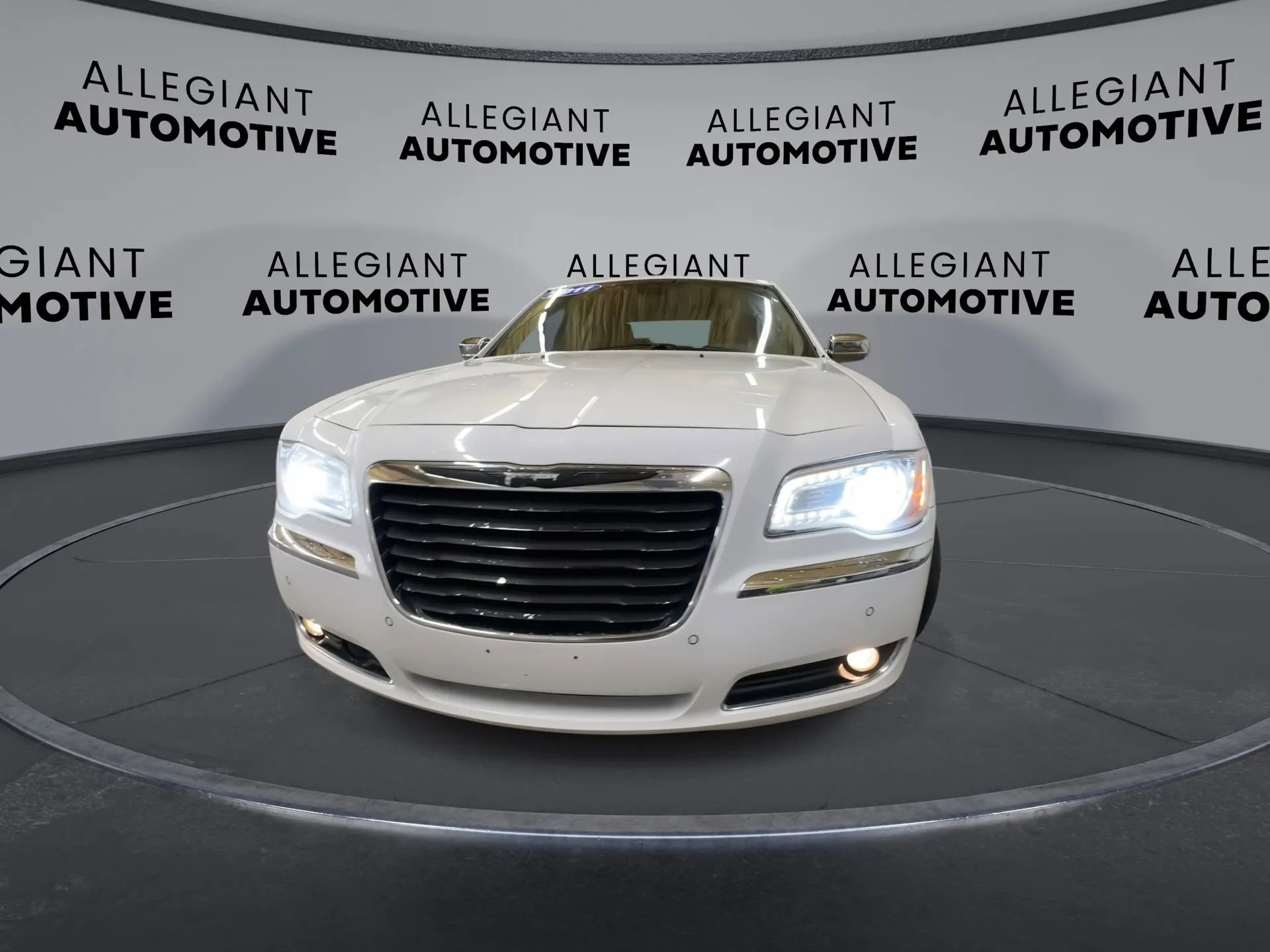 Used 2011 Chrysler 300 C RWD image 5