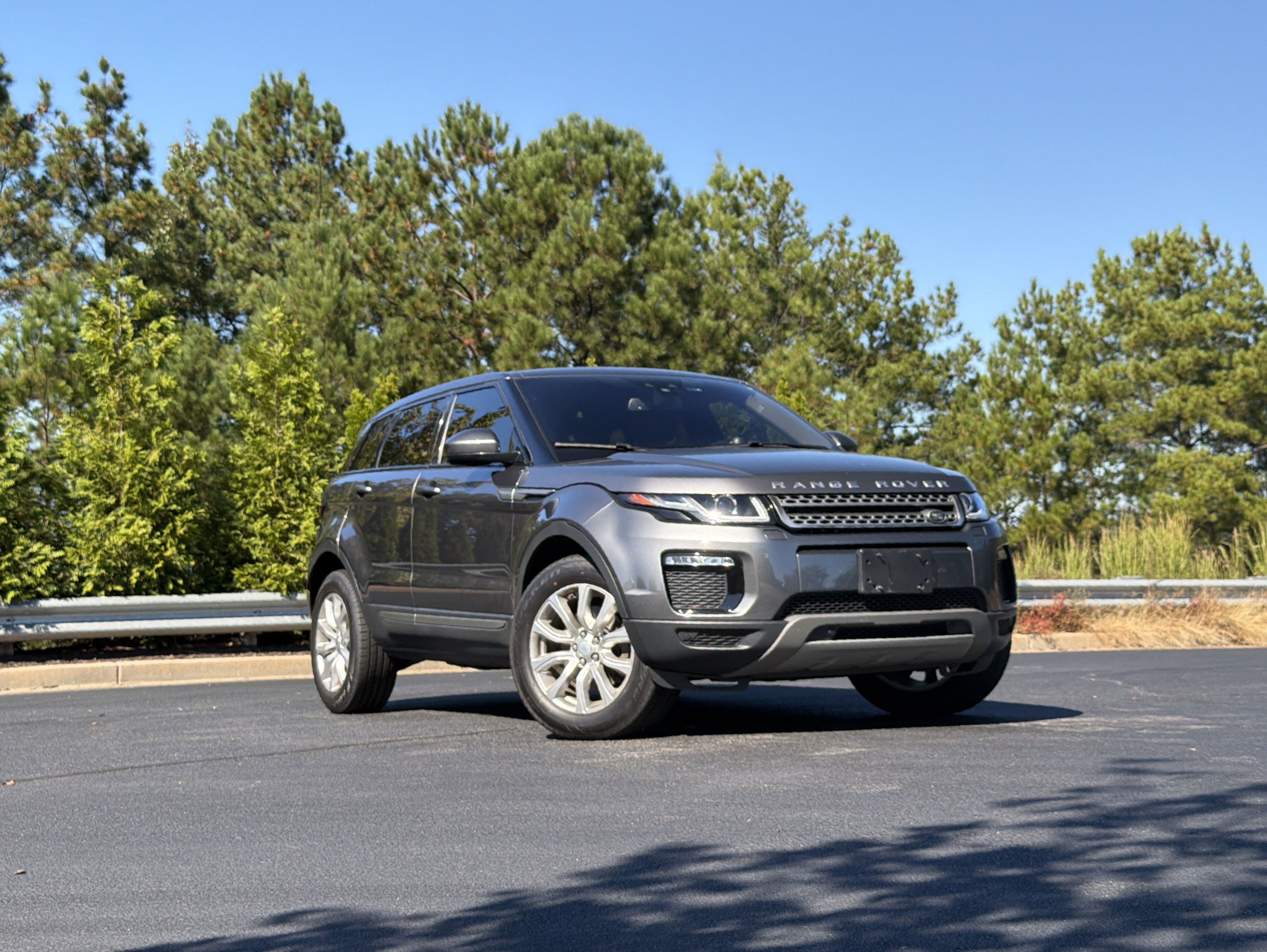 Used 2019 Land Rover Range Rover Evoque SE AWD/4WD image 2