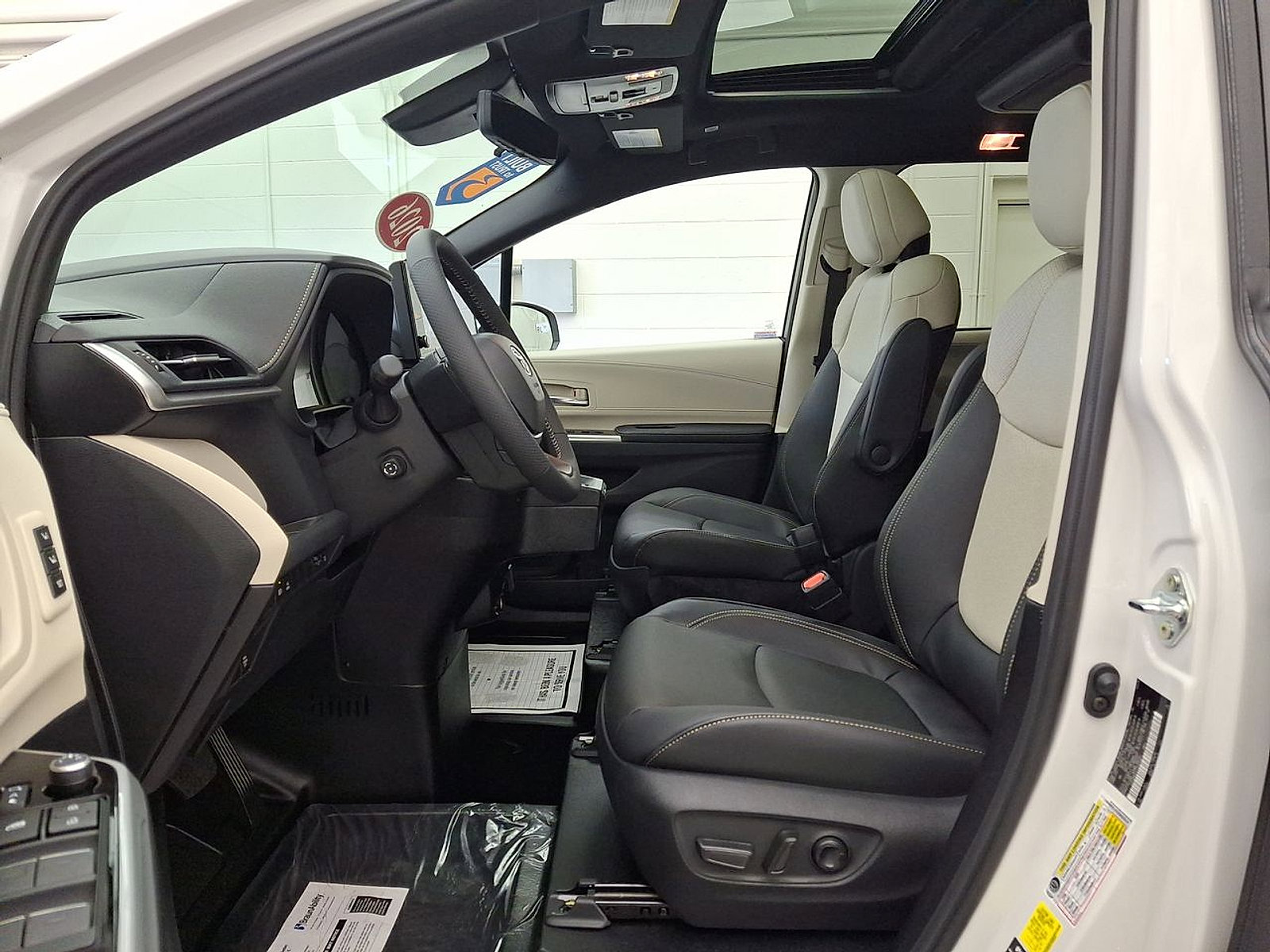 Used 2026 Toyota Sienna Limited FWD image 11