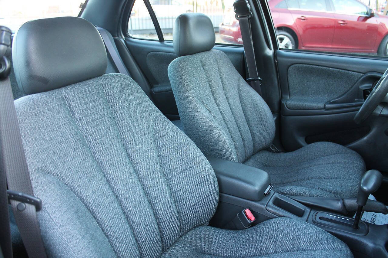 Used 2005 Chevrolet Cavalier Sedan w/ Preferred Equipment Group FWD image 32