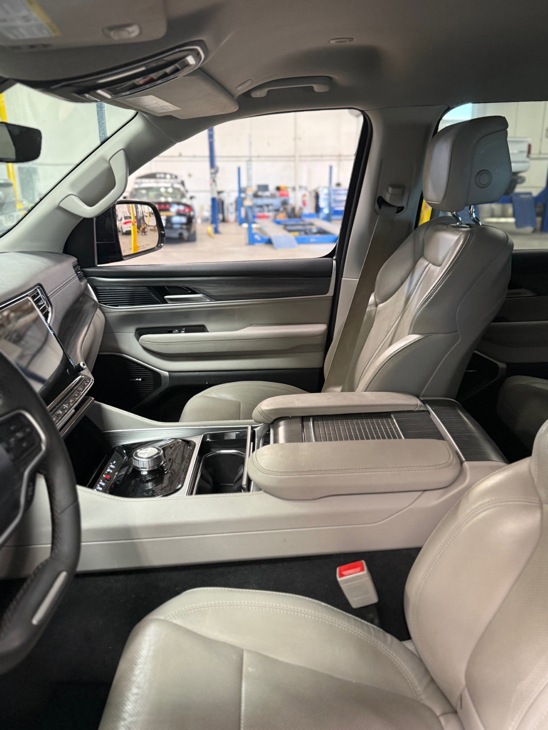 Used 2023 Jeep Wagoneer L Series III image 5