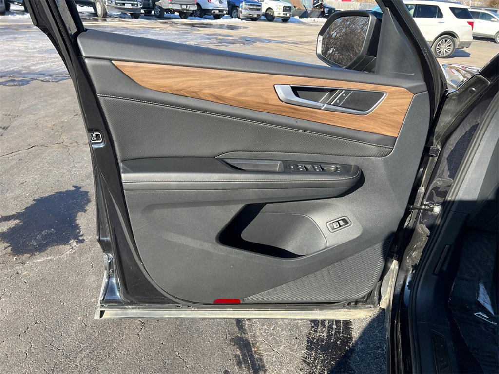 Used 2025 Volkswagen Atlas SE image 11