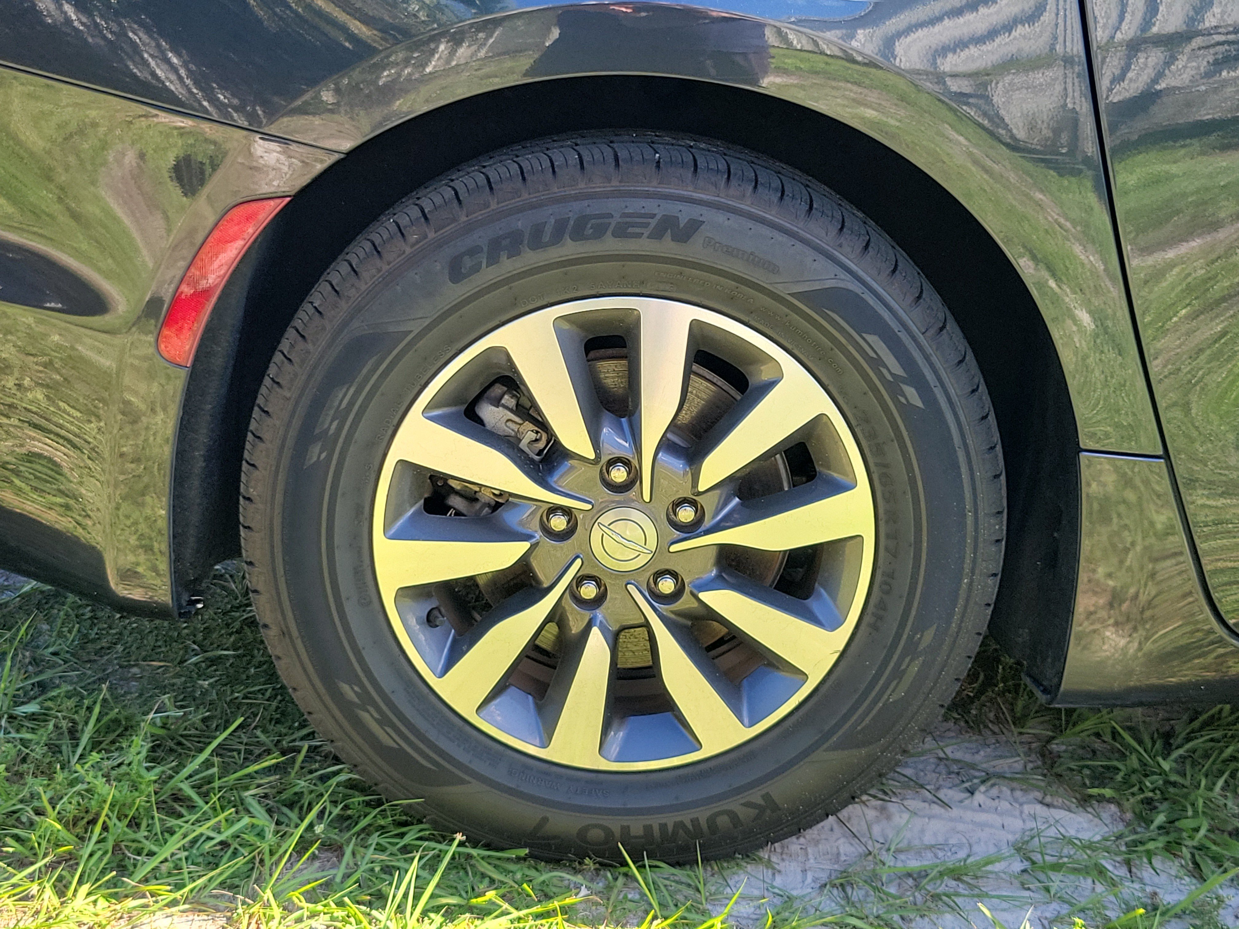 Used 2020 Chrysler Pacifica Touring-L Plus FWD image 5