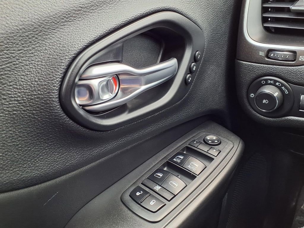 Used 2019 Jeep Cherokee Trailhawk image 18